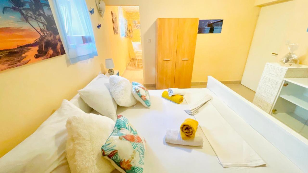 Colorful And Happy Apartment Sukosan - With Parking Exteriör bild