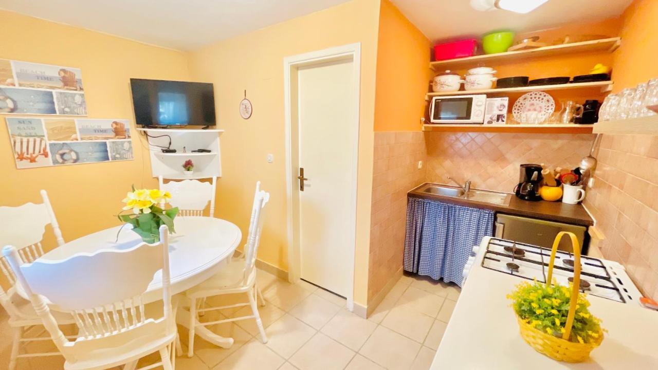Colorful And Happy Apartment Sukosan - With Parking Exteriör bild